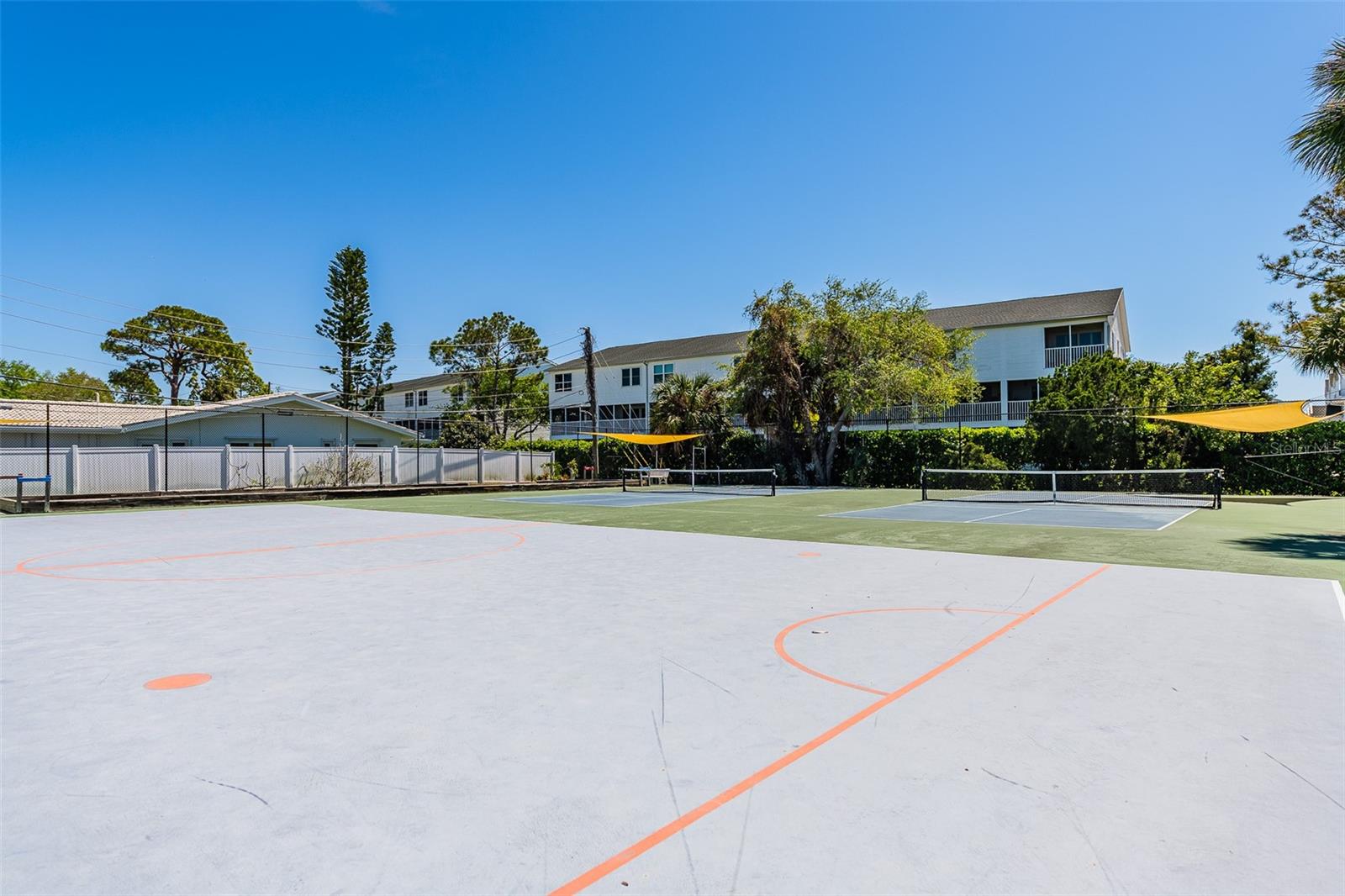 Image 40 of 53 For 14792 Imperial Point Drive S