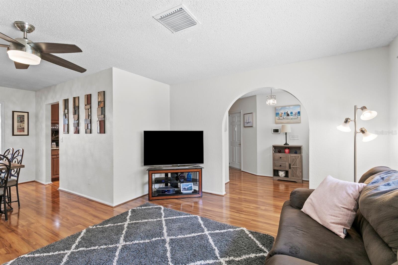 Image 12 of 49 For 8645 Pinetree Drive W