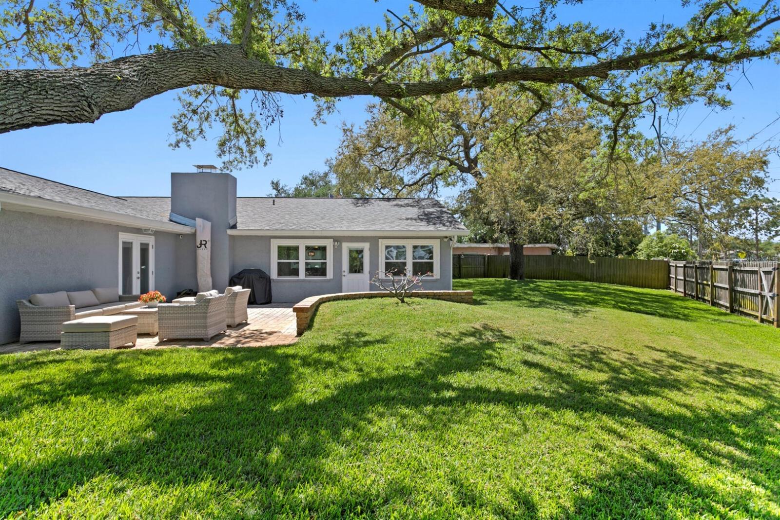 Image 6 of 49 For 8645 Pinetree Drive W