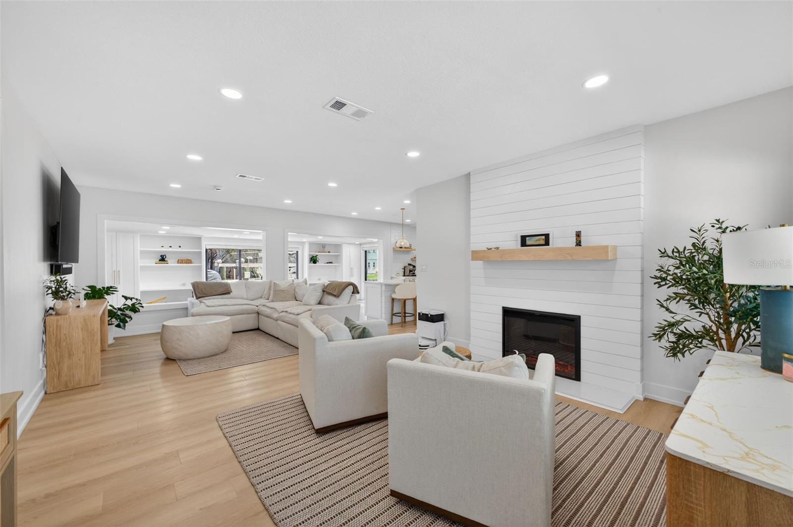 Listing photo id 13 for 1866 Venetian Point Drive