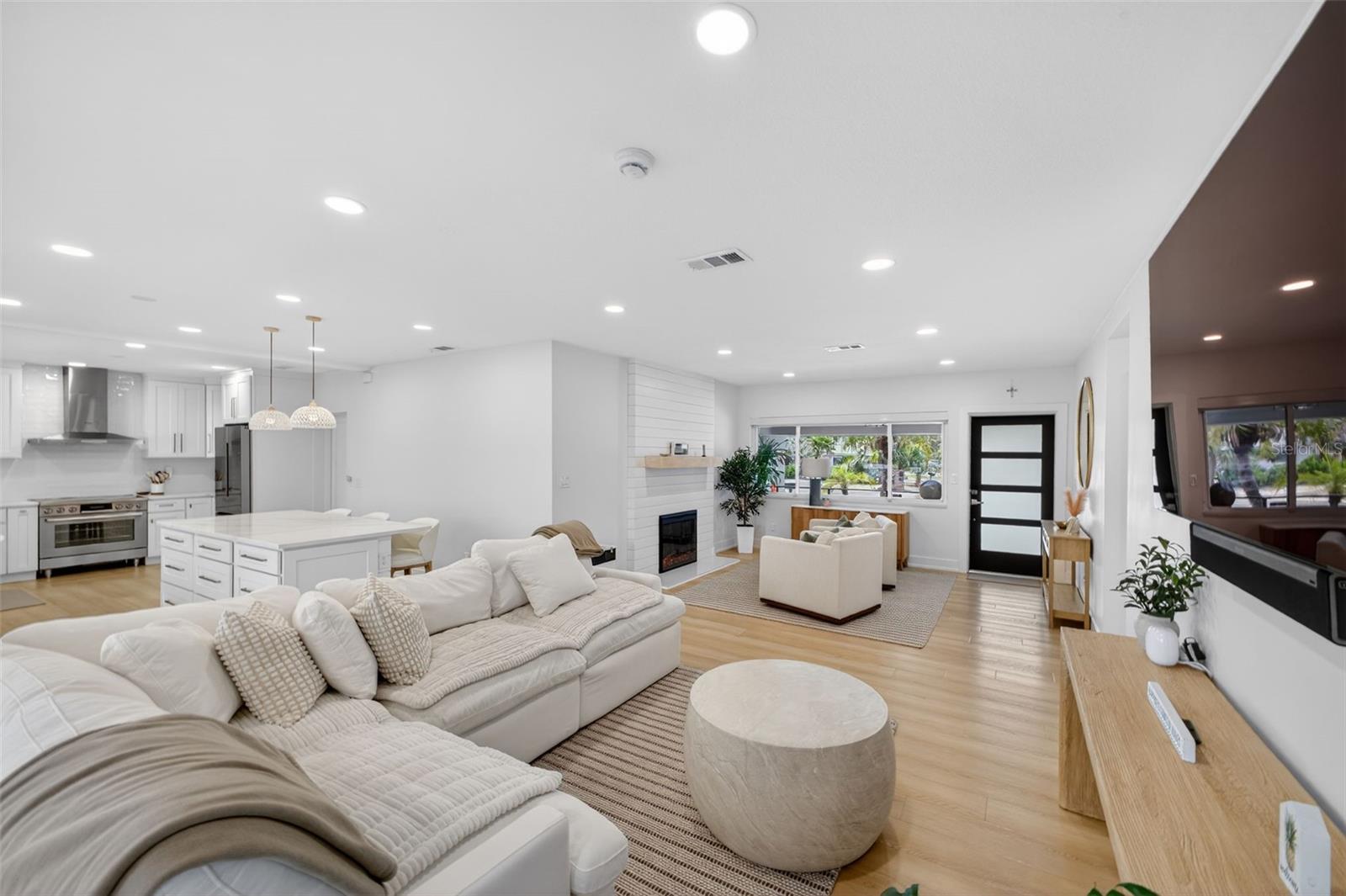 Listing photo id 14 for 1866 Venetian Point Drive