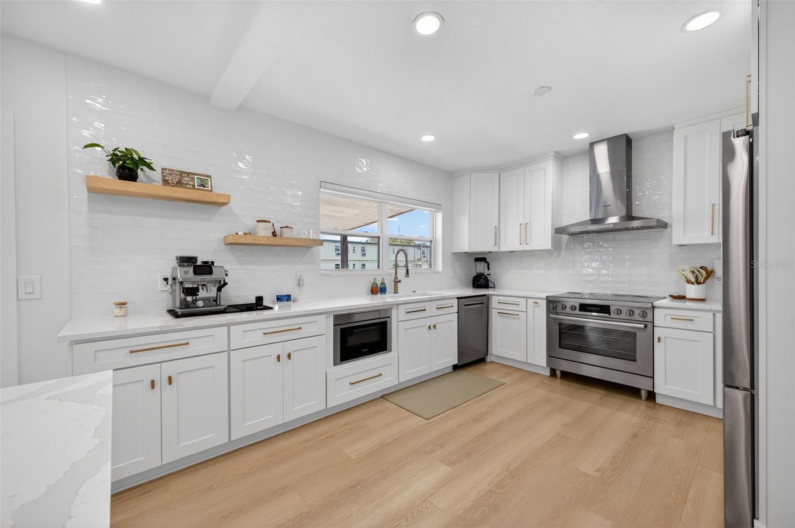 Listing photo id 15 for 1866 Venetian Point Drive