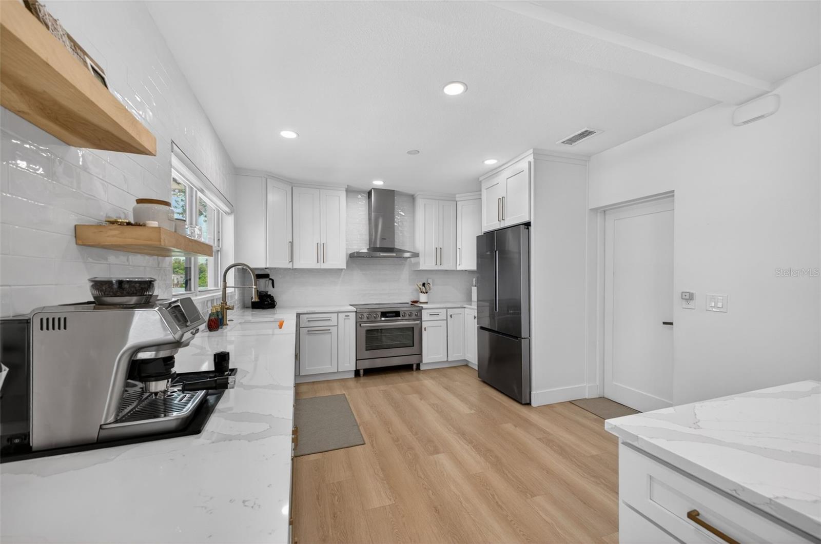 Listing photo id 16 for 1866 Venetian Point Drive