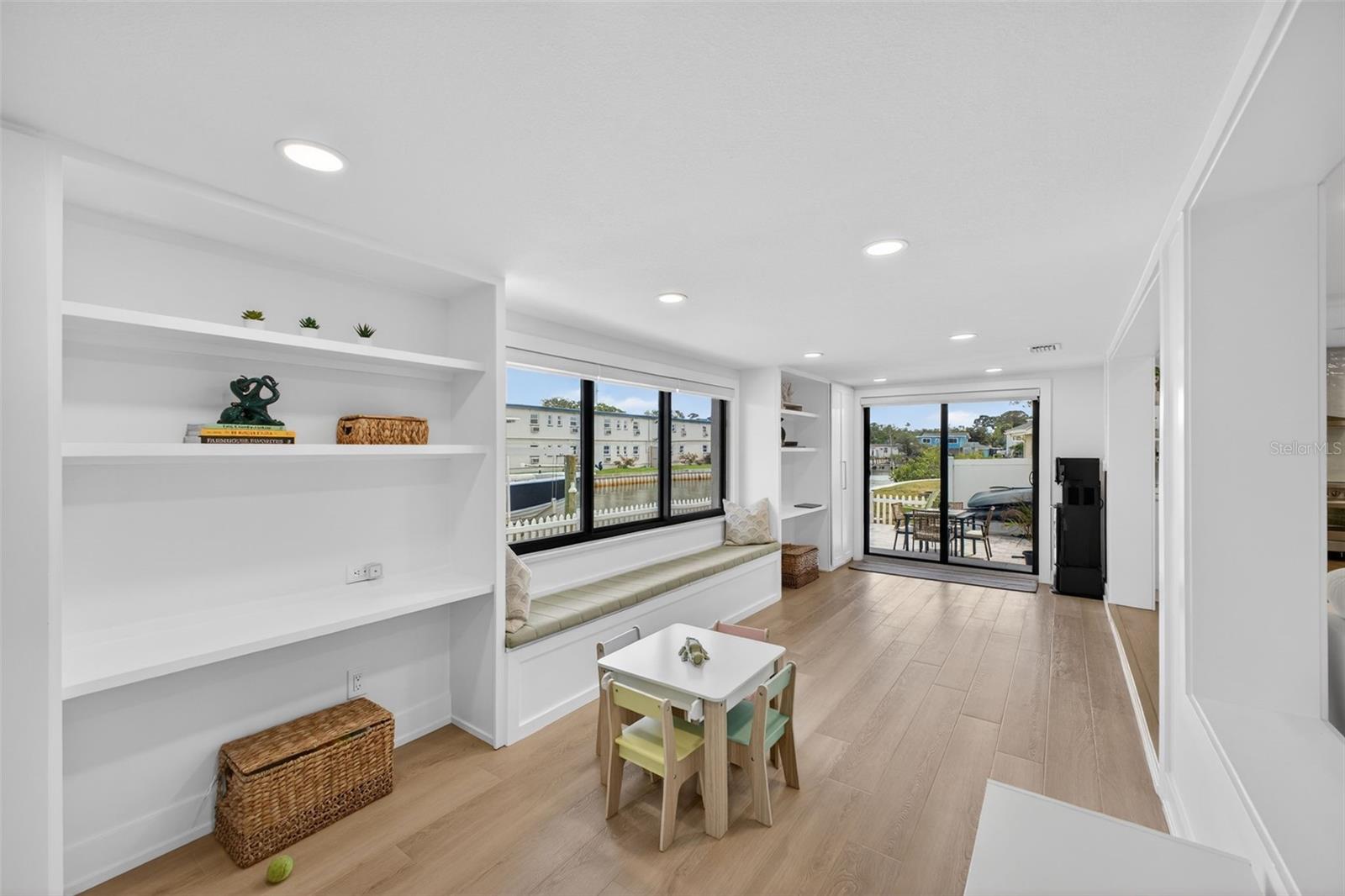 Listing photo id 17 for 1866 Venetian Point Drive