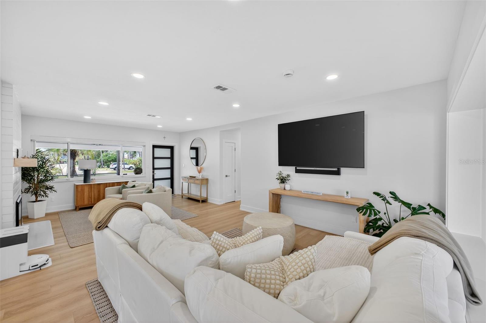 Listing photo id 20 for 1866 Venetian Point Drive