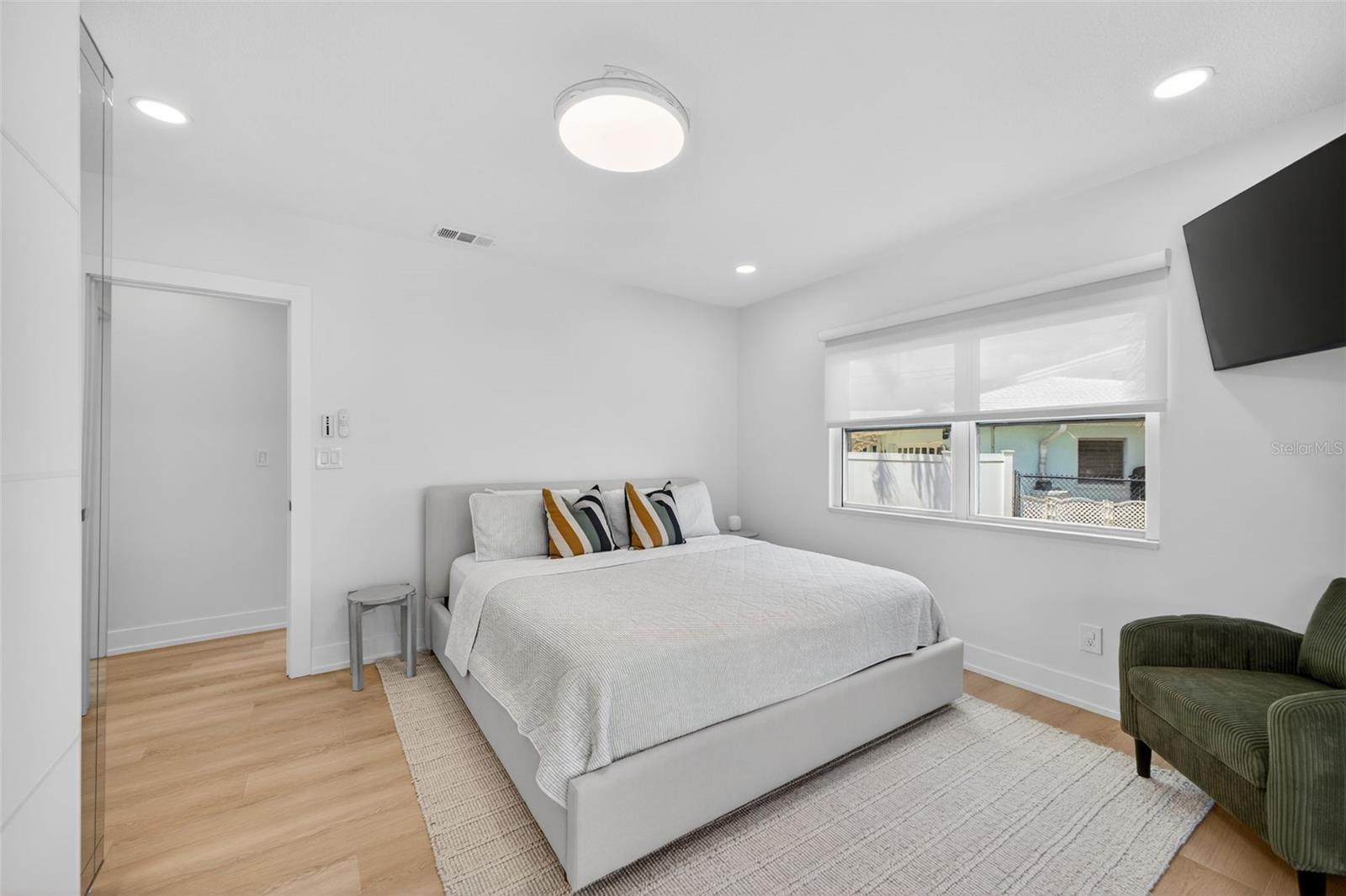 Listing photo id 22 for 1866 Venetian Point Drive