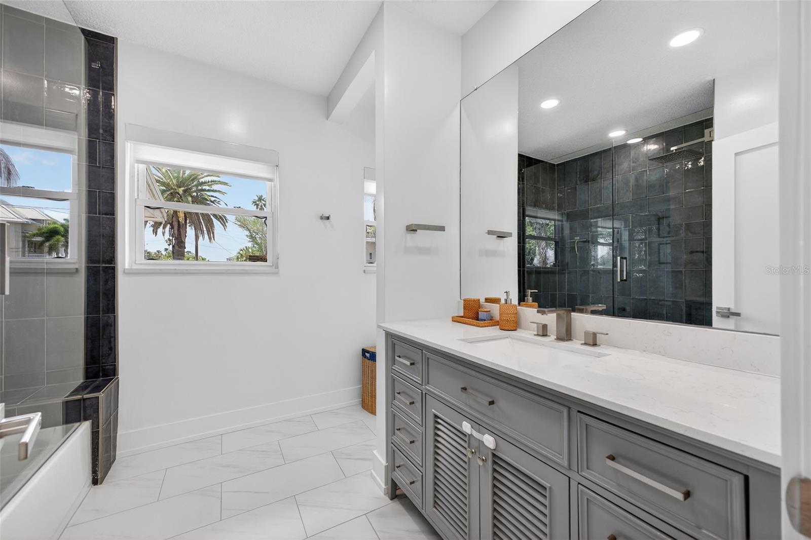 Listing photo id 25 for 1866 Venetian Point Drive