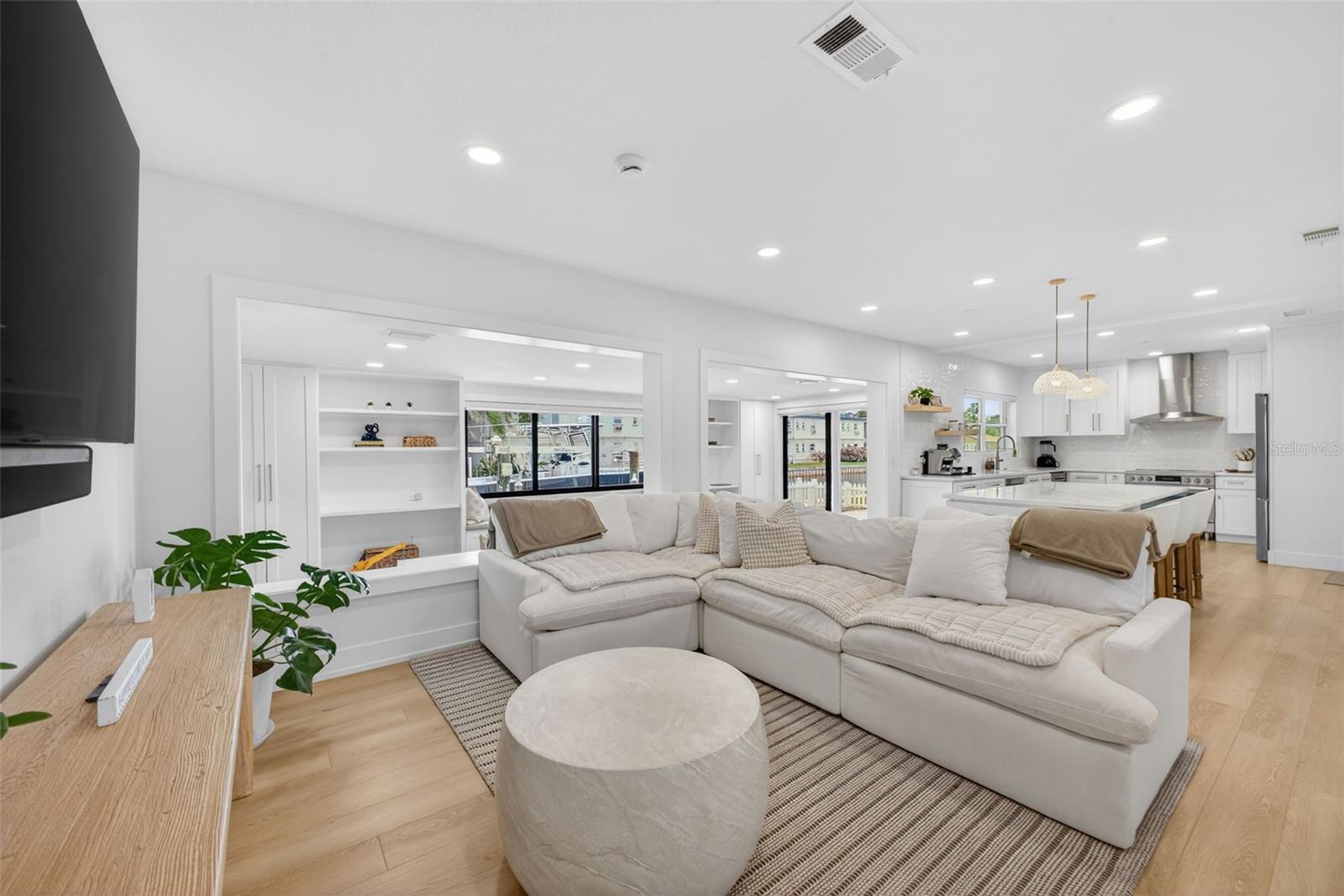 Listing photo id 2 for 1866 Venetian Point Drive