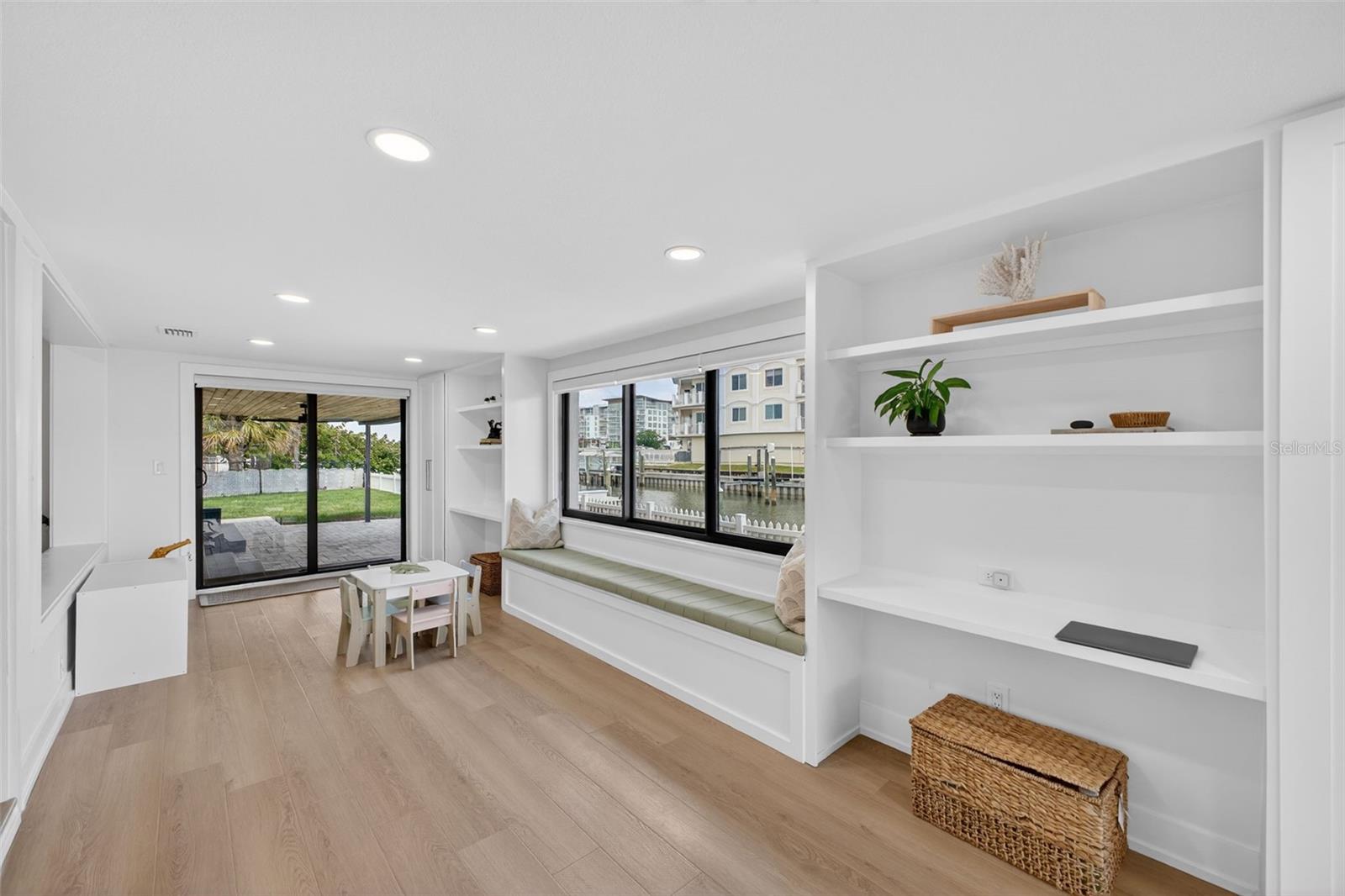 Listing photo id 4 for 1866 Venetian Point Drive