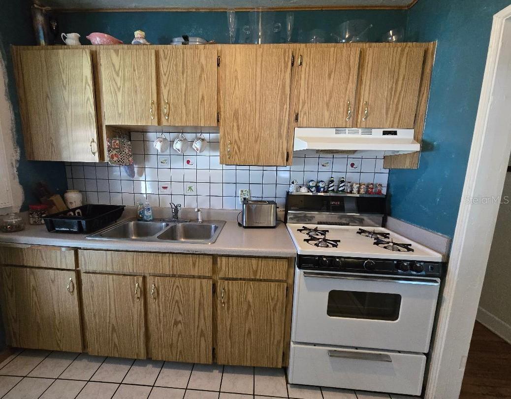 Image 7 of 22 For 819 Plymouth Street