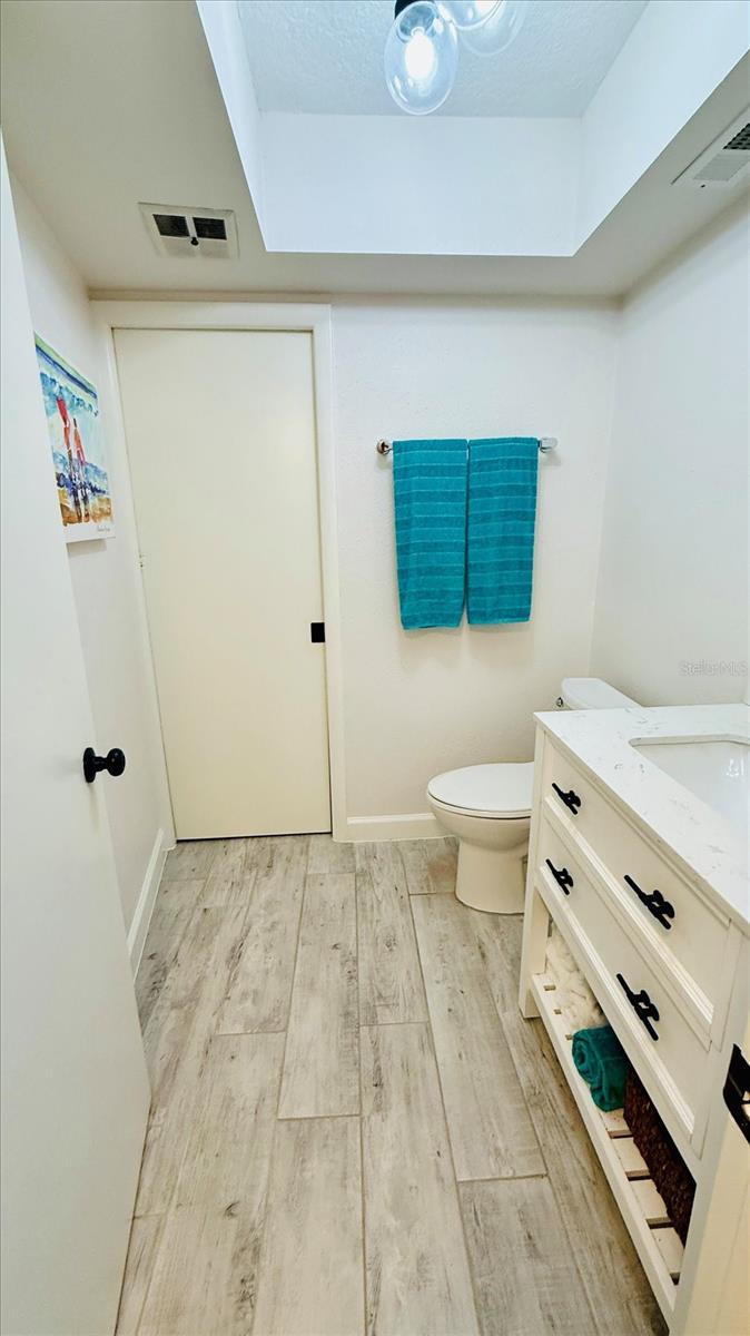 Image 16 of 27 For 1581 Amberlea Drive S