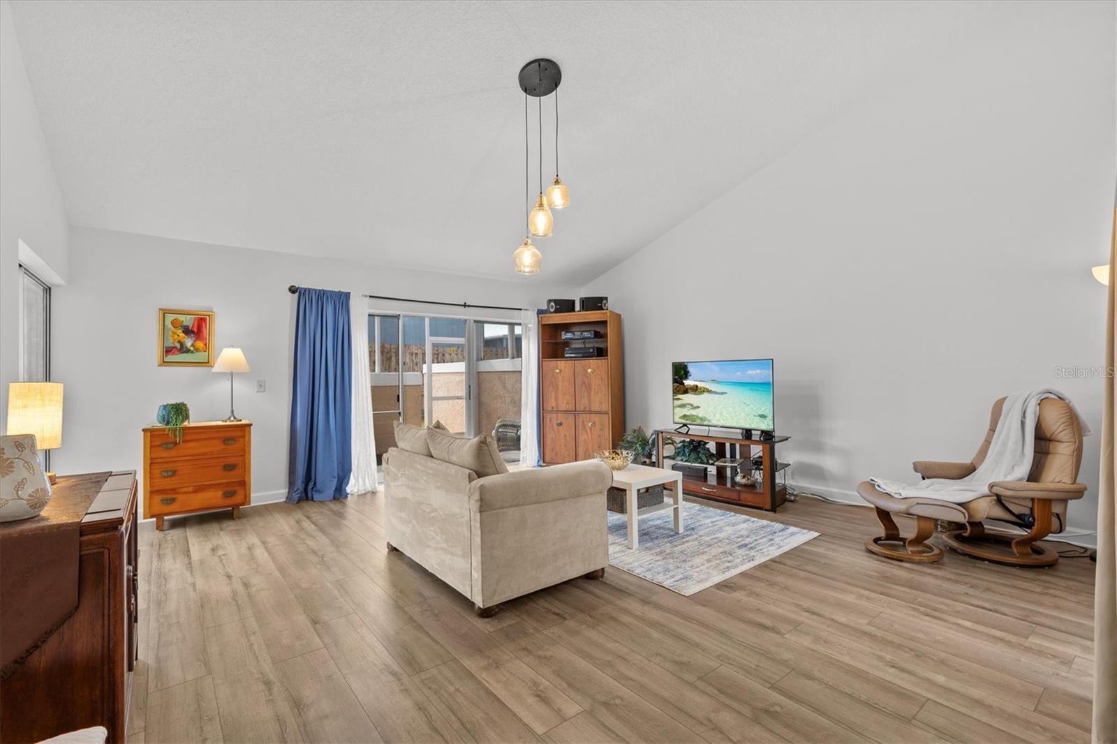 Image 3 of 27 For 1581 Amberlea Drive S