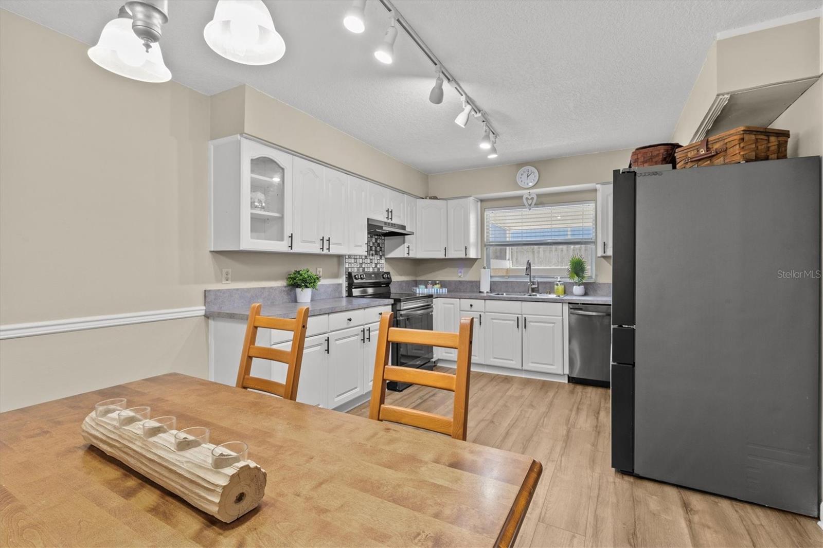 Image 5 of 27 For 1581 Amberlea Drive S