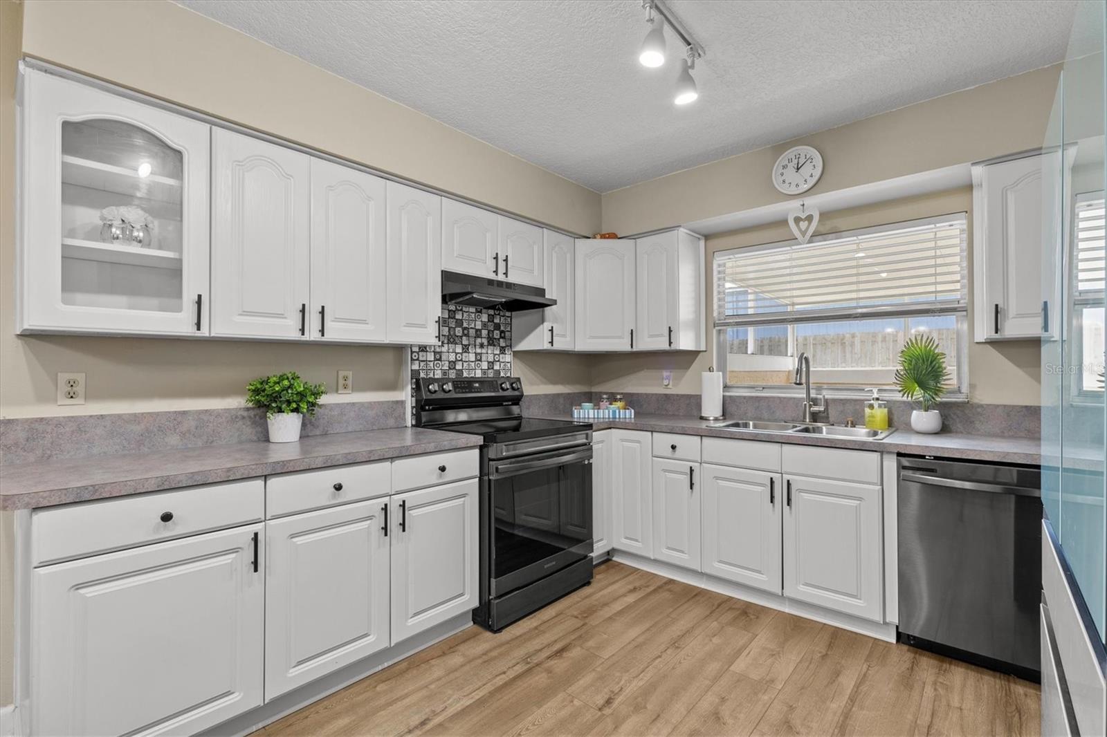 Image 6 of 27 For 1581 Amberlea Drive S