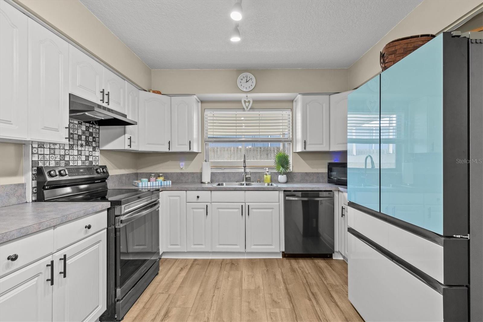 Image 7 of 27 For 1581 Amberlea Drive S