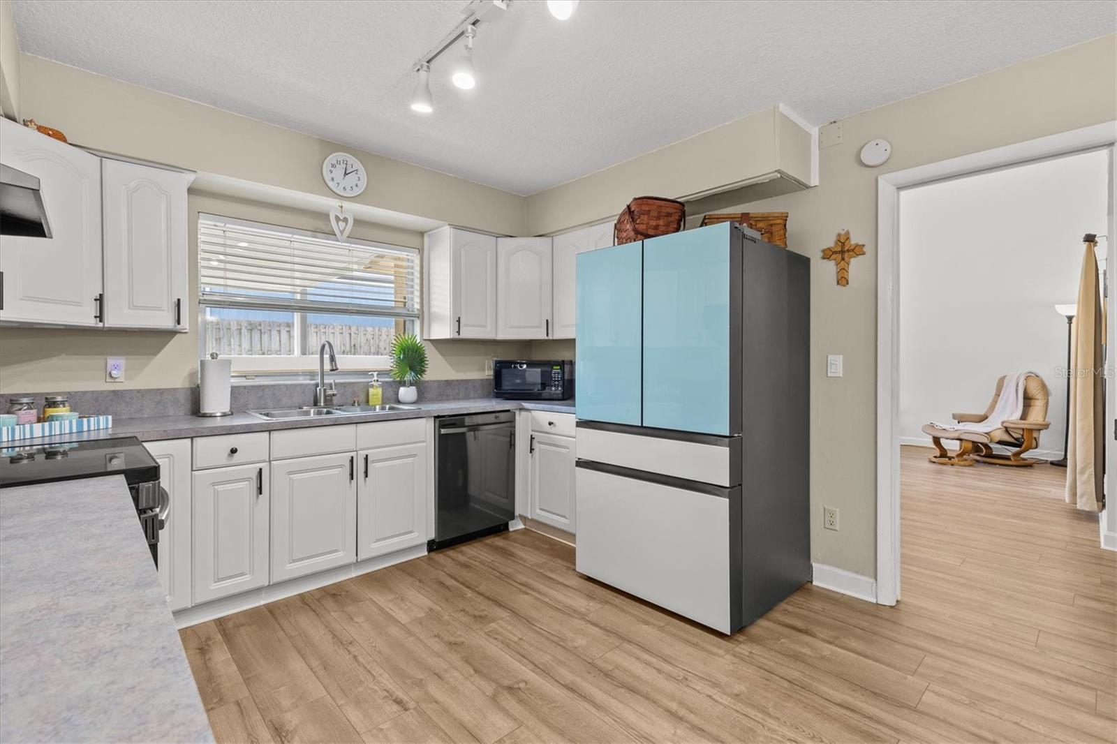 Image 8 of 27 For 1581 Amberlea Drive S