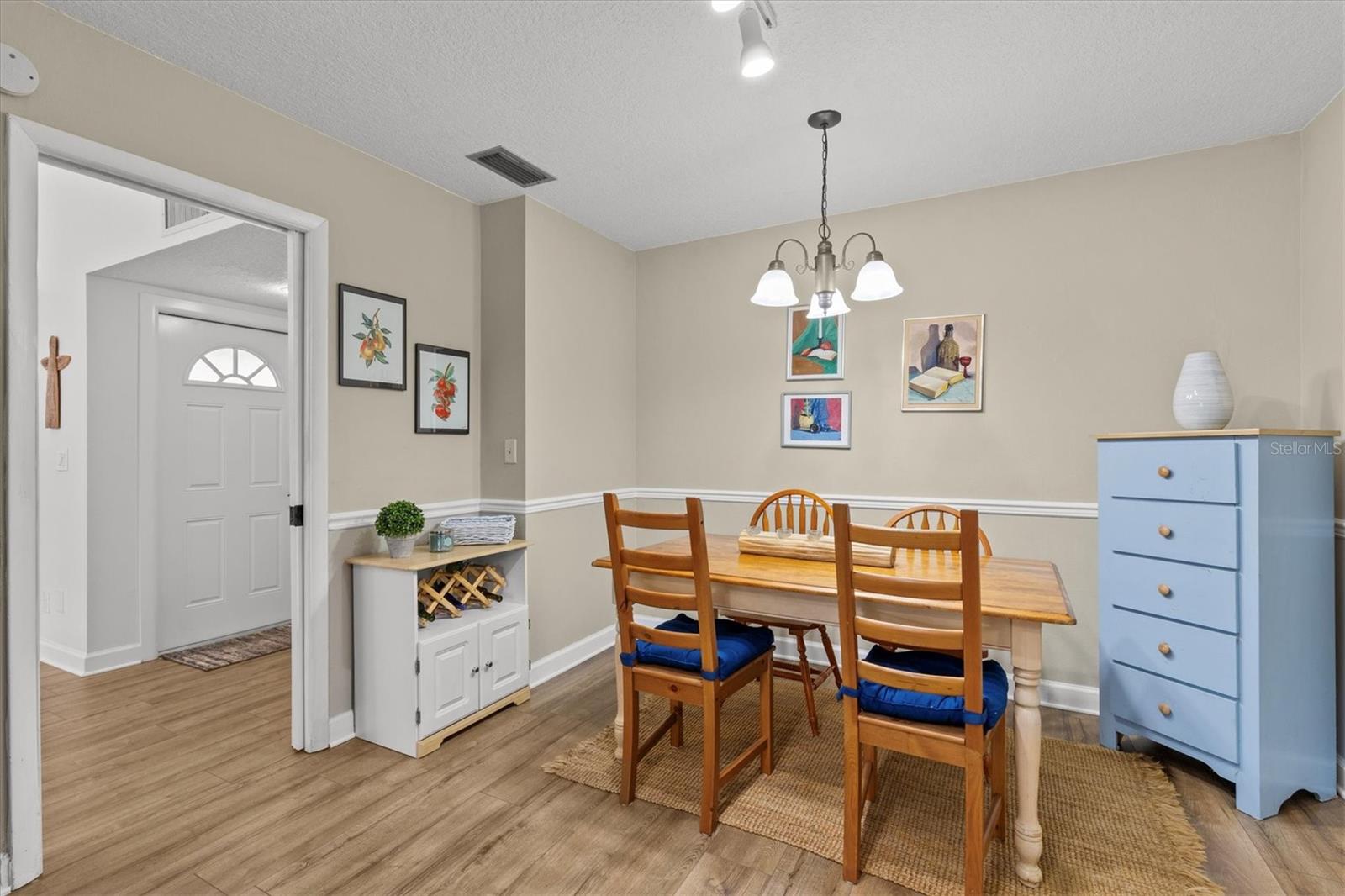 Image 9 of 27 For 1581 Amberlea Drive S