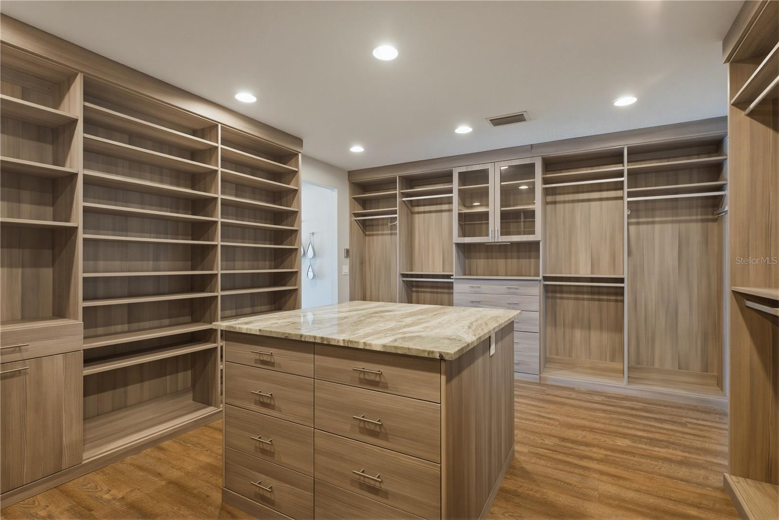 Image 26 of 94 For 915 Bayshore Drive