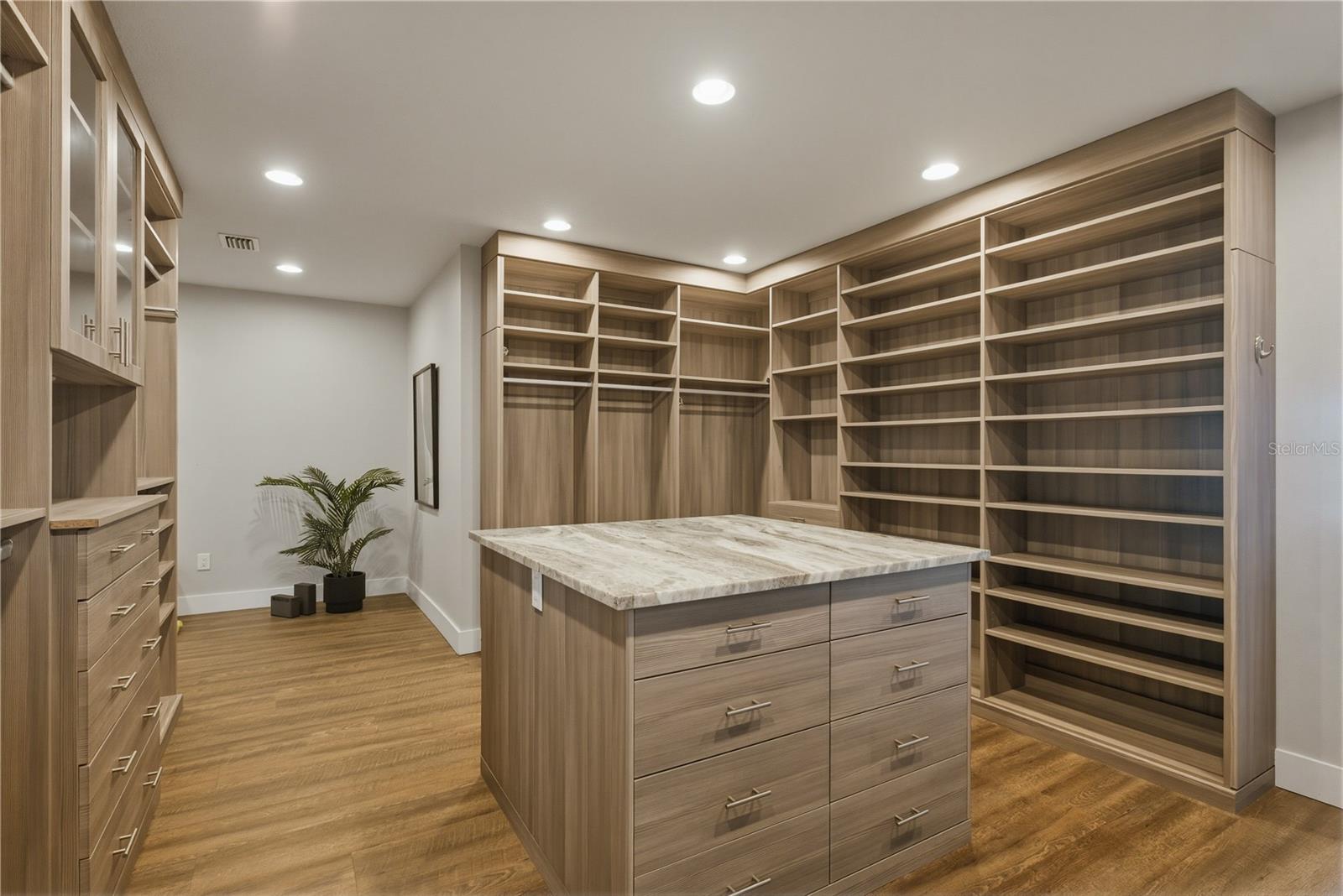 Image 27 of 94 For 915 Bayshore Drive