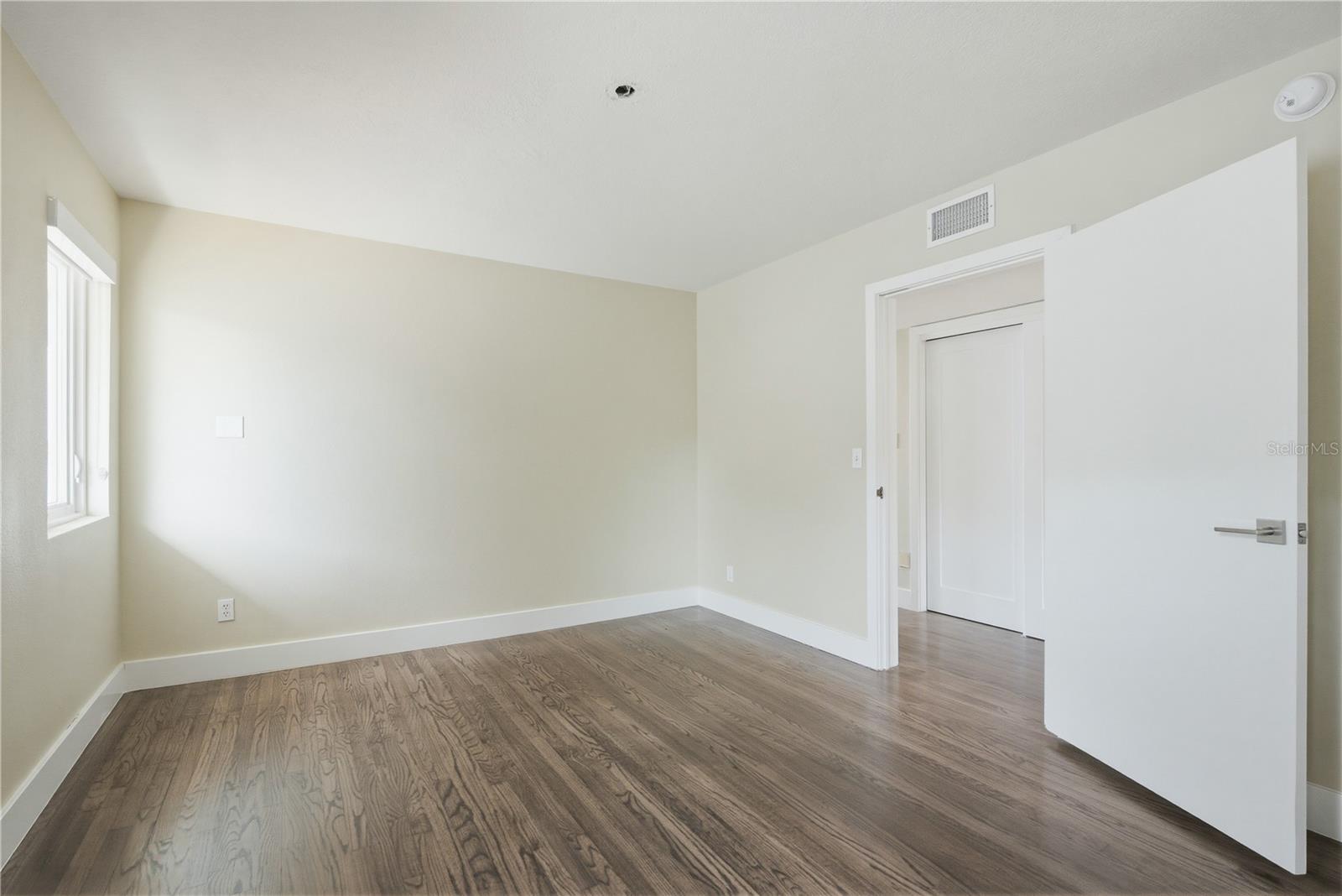 Image 37 of 94 For 915 Bayshore Drive