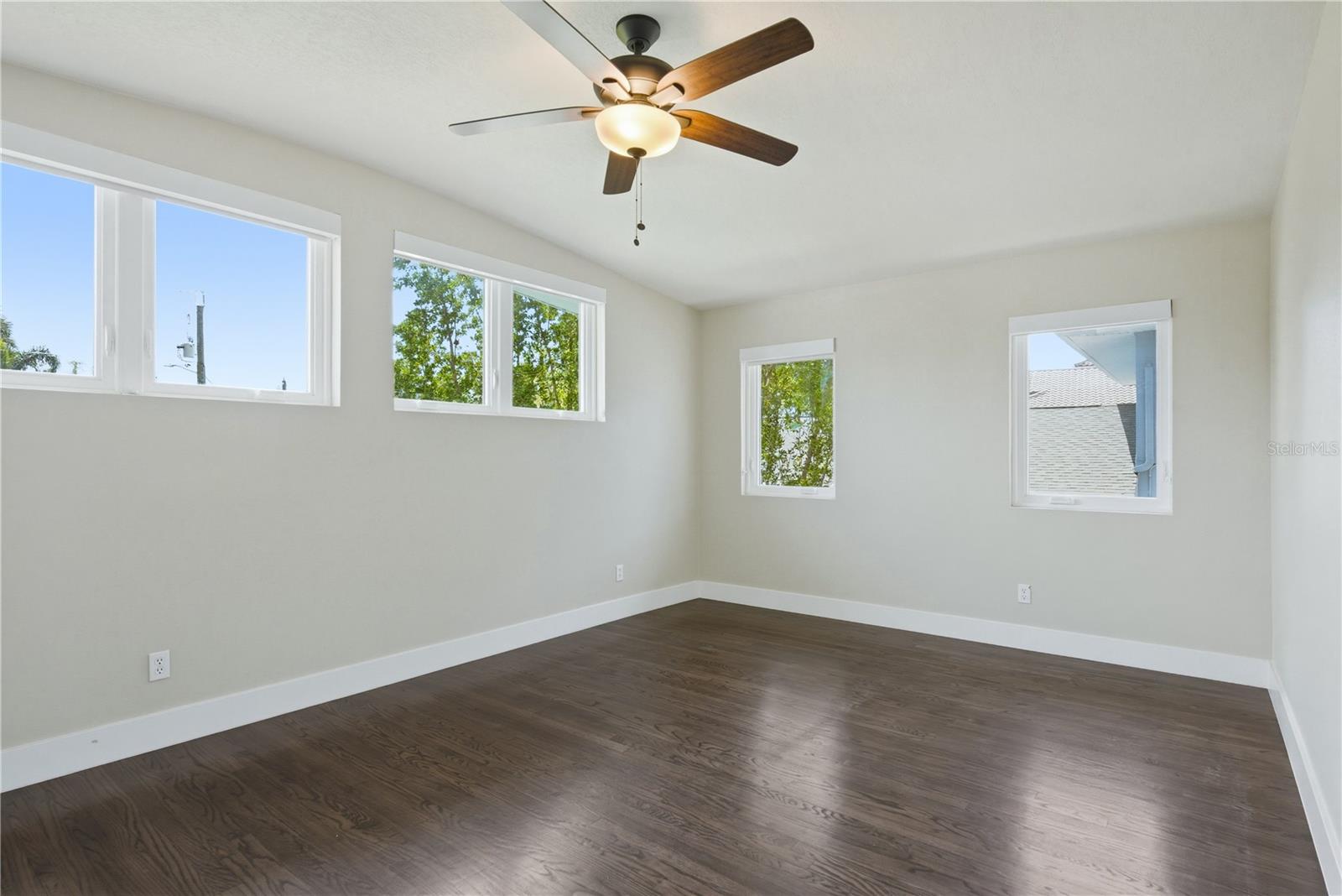 Image 40 of 94 For 915 Bayshore Drive