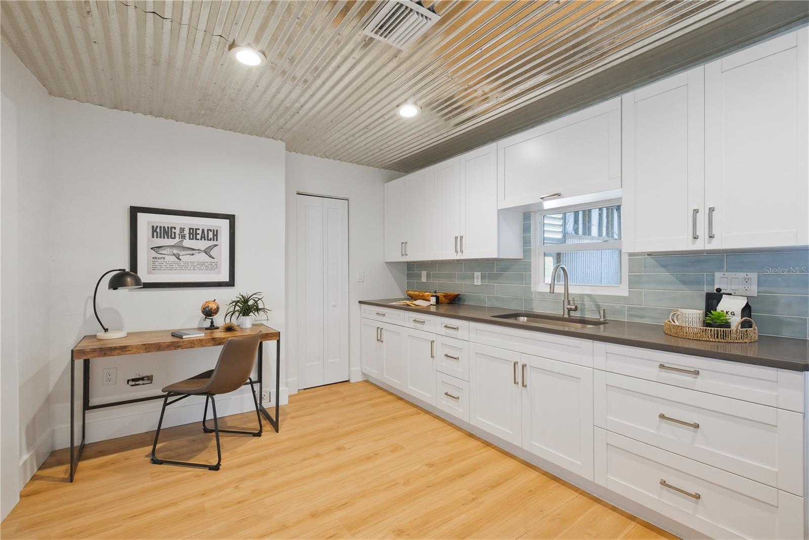 Image 65 of 94 For 915 Bayshore Drive