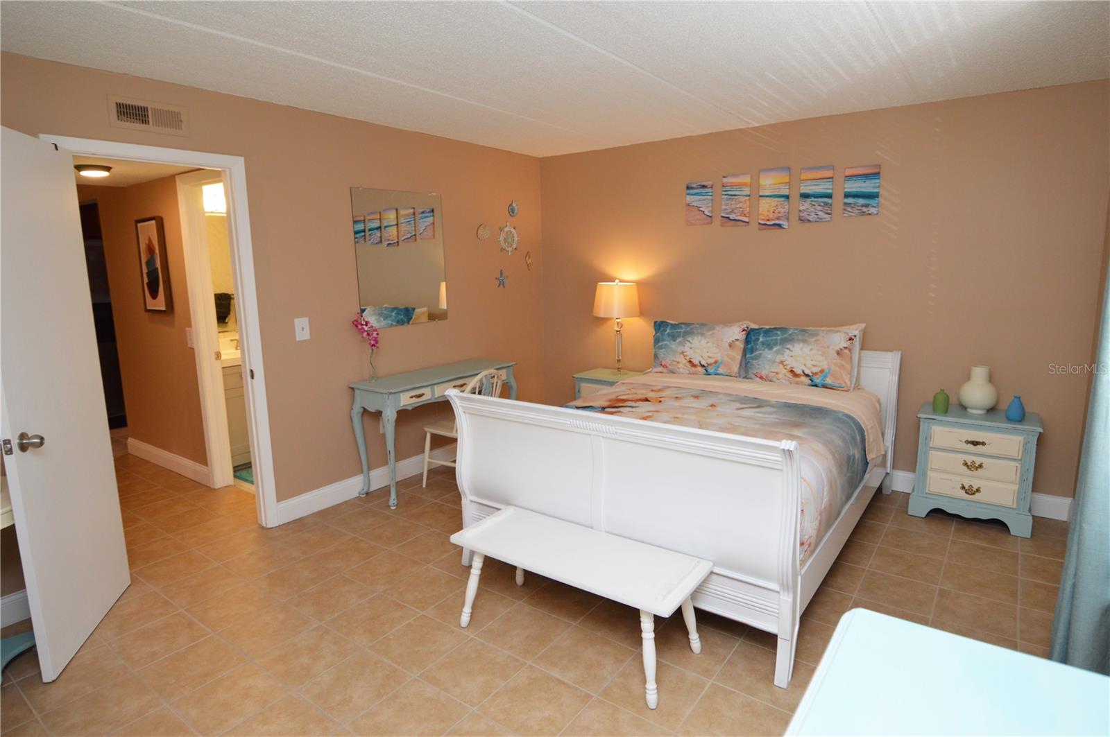 Image 29 of 88 For 12760 Indian Rocks Road 548