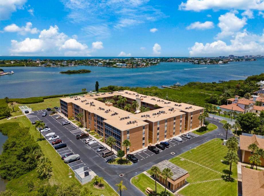 Image 44 of 88 For 12760 Indian Rocks Road 548