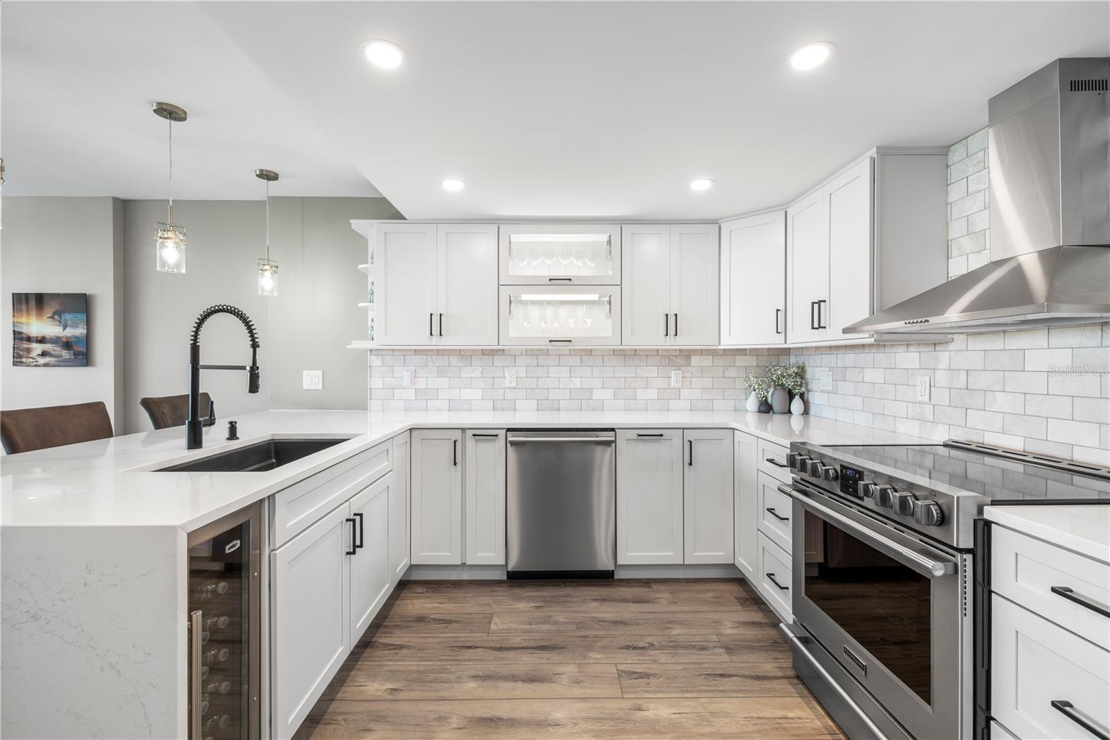 Image 17 of 82 For 400 Island Way 504