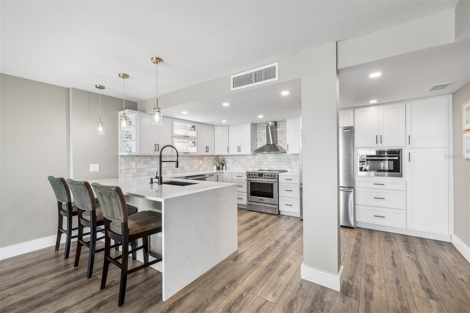 Image 18 of 82 For 400 Island Way 504