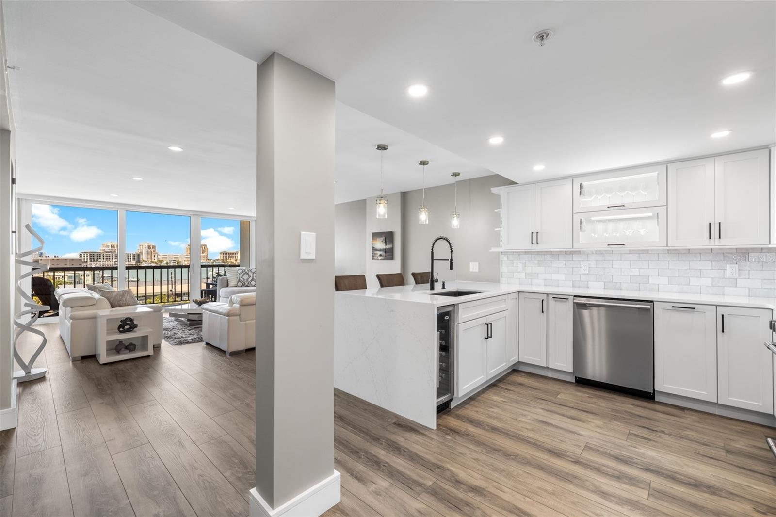 Image 7 of 82 For 400 Island Way 504