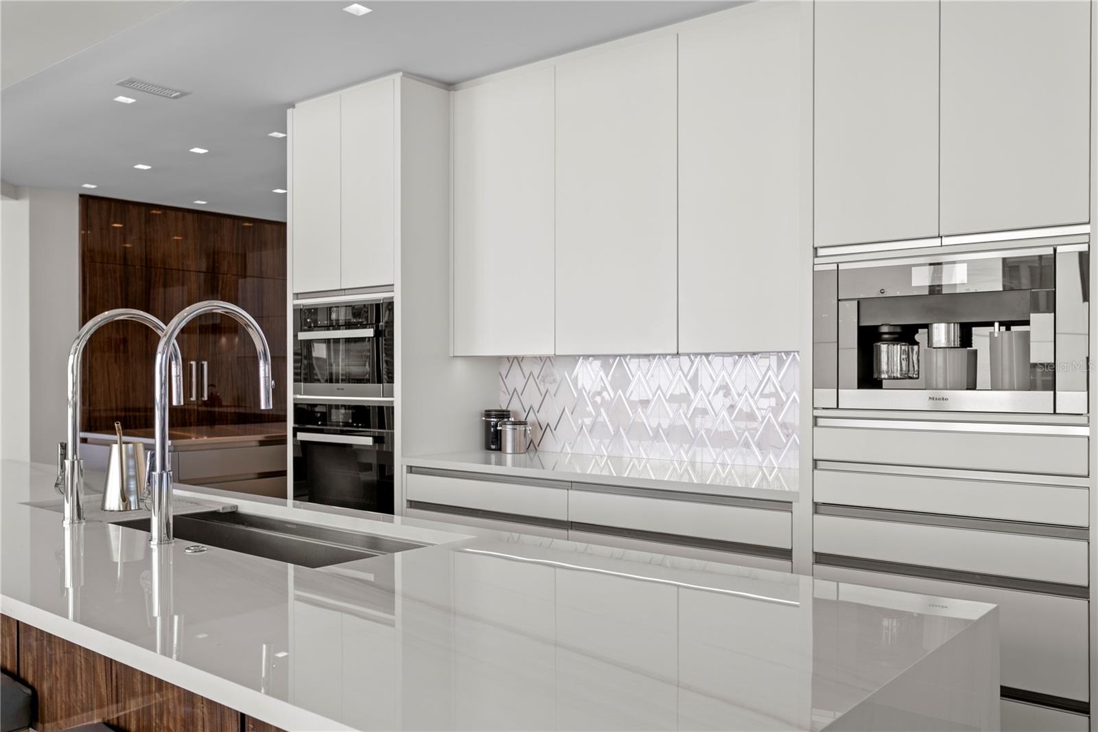 Listing photo id 17 for 450 Knights Run Avenue 1801