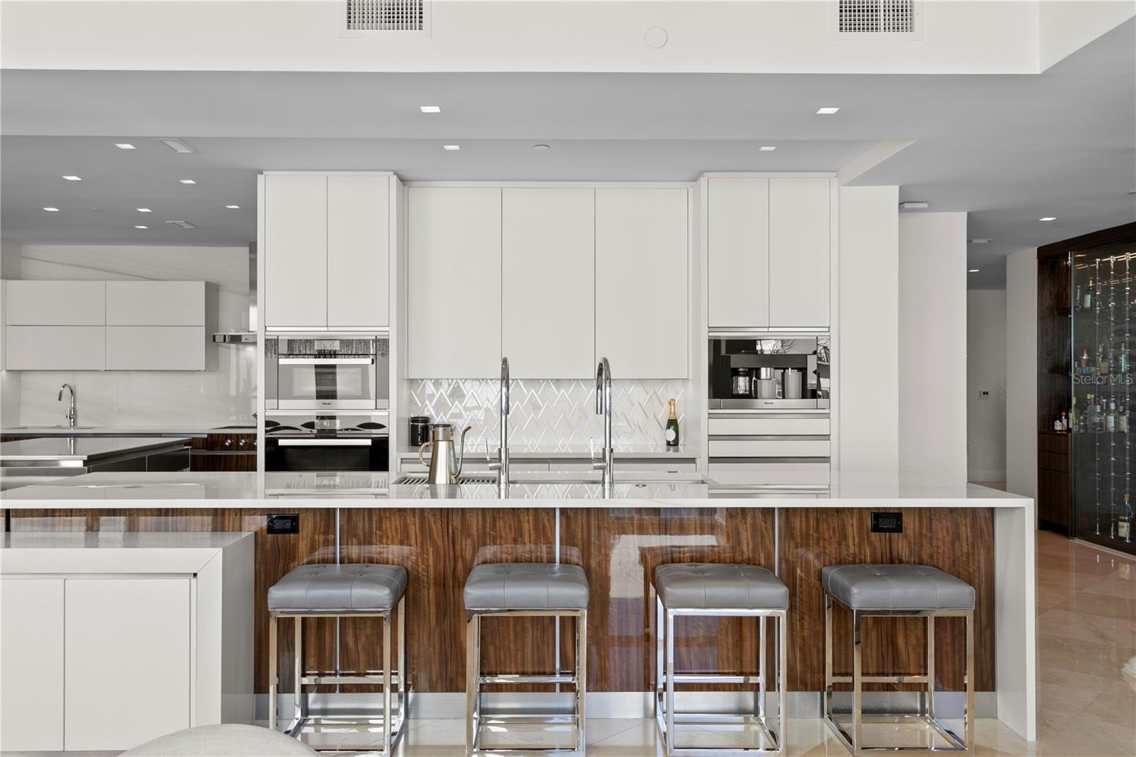 Listing photo id 19 for 450 Knights Run Avenue 1801