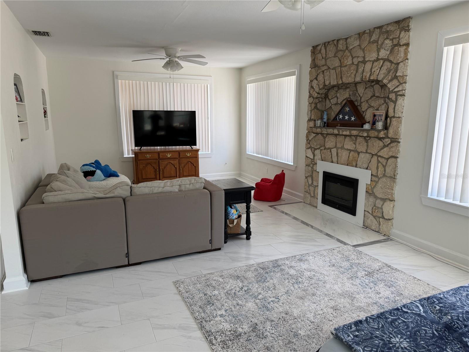 Image 6 of 49 For 850 Mandalay Avenue