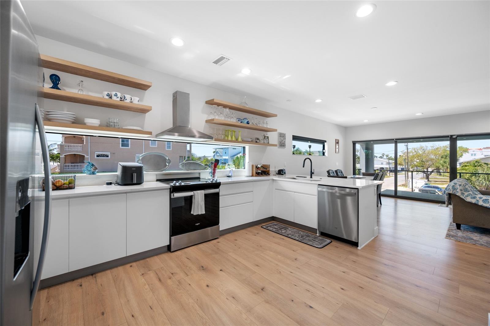 Image 11 of 62 For 2200 Bay Boulevard A