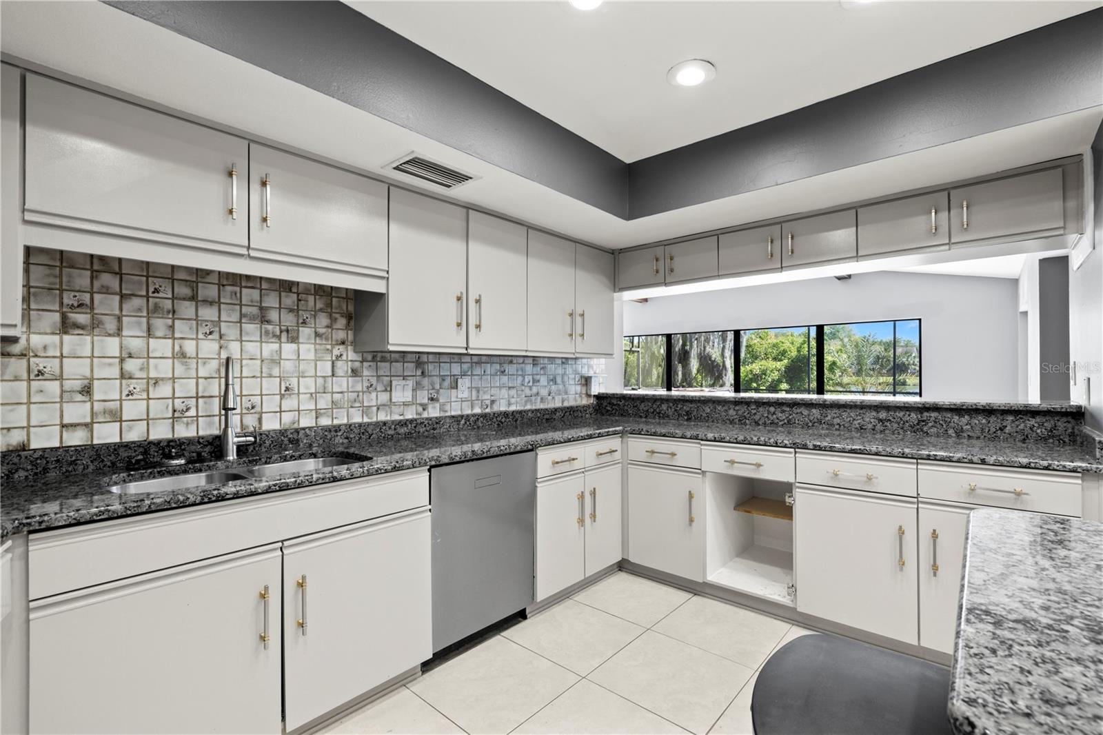 Image 18 of 59 For 14947 Lake Forest Drive