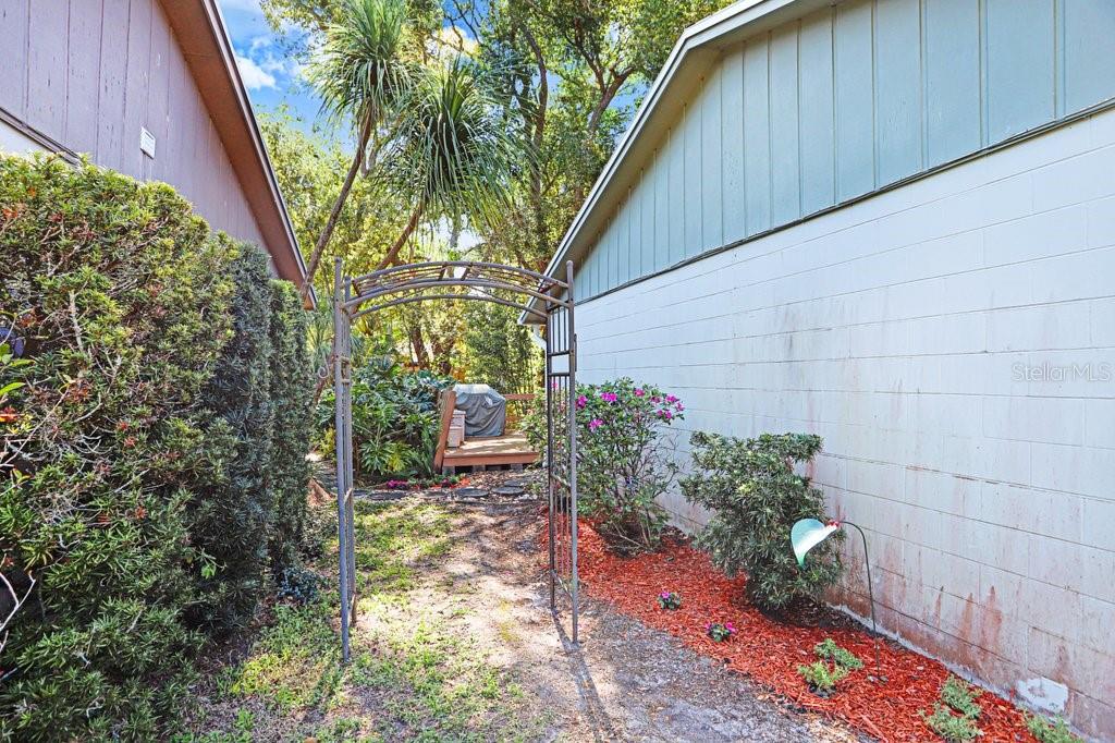 Image 18 of 26 For 14931 Old Pointe Road