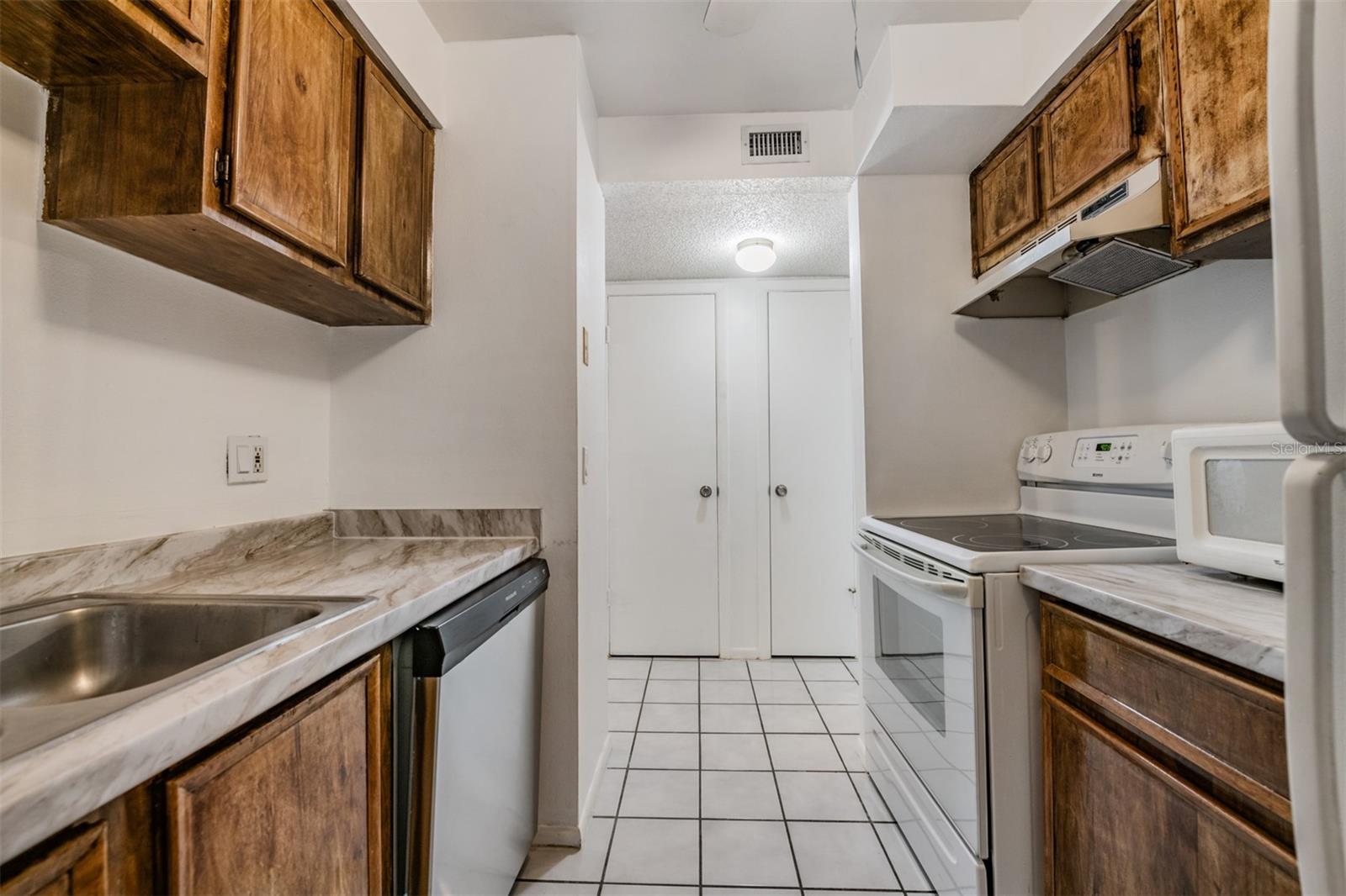 Image 7 of 27 For 4208 Winding Moss Trail 102