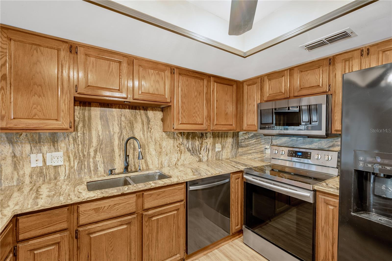 Listing photo id 12 for 1304 Charter Street