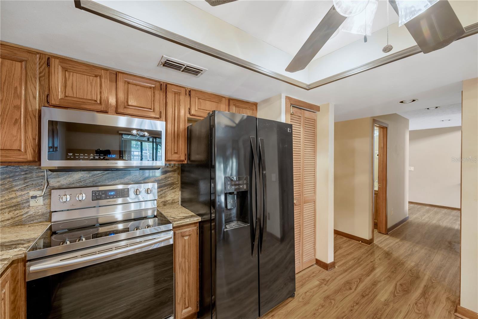 Listing photo id 13 for 1304 Charter Street