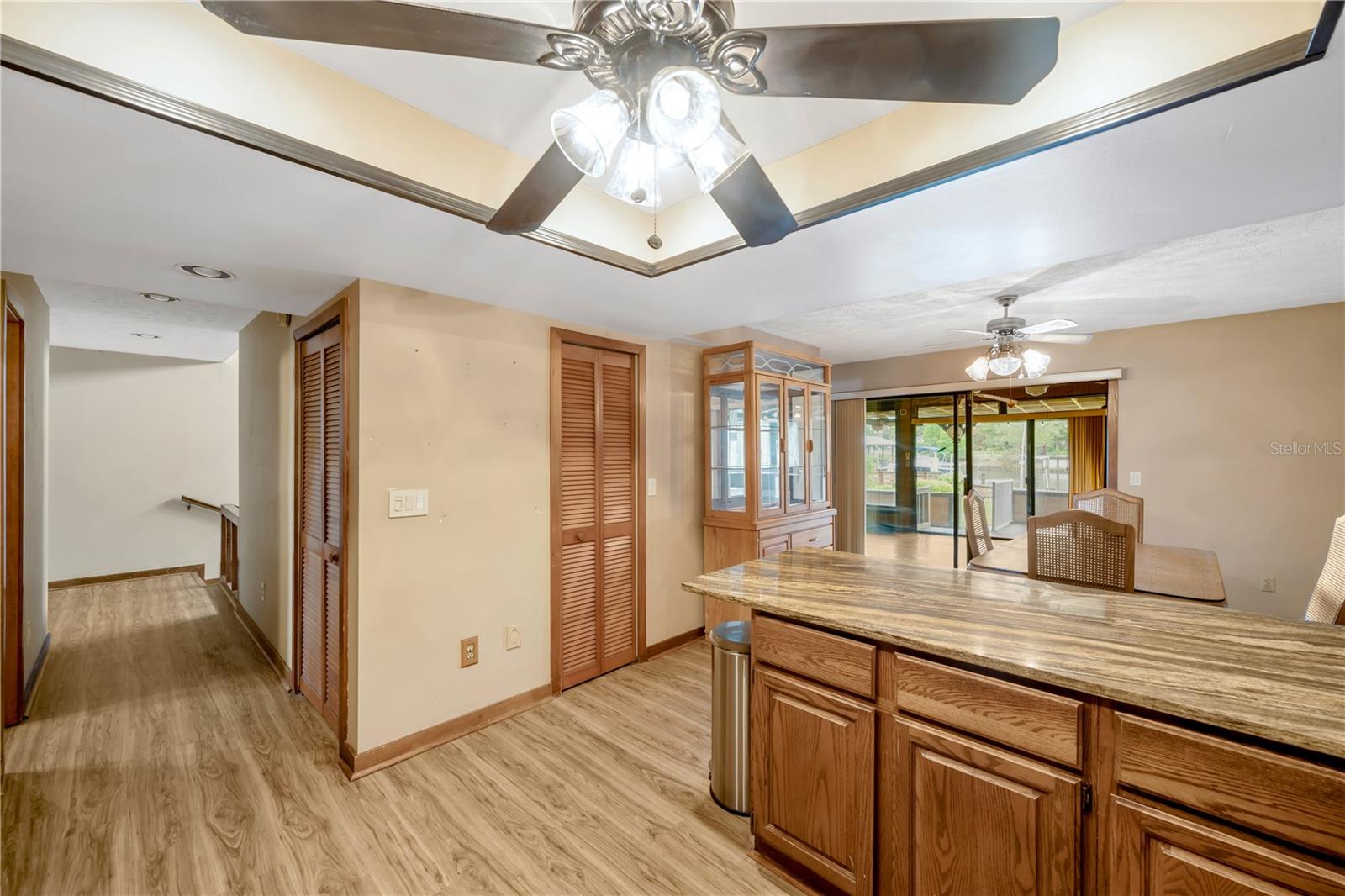 Listing photo id 14 for 1304 Charter Street