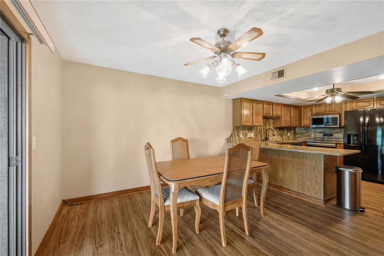 Listing photo id 15 for 1304 Charter Street