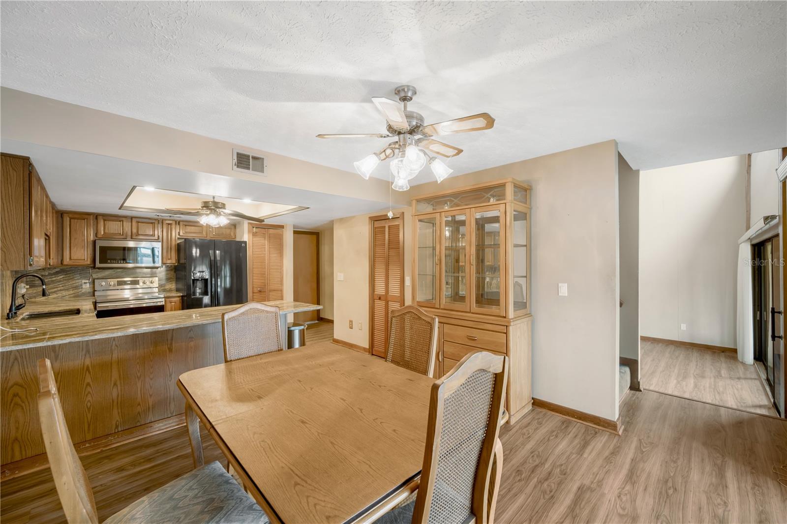 Listing photo id 16 for 1304 Charter Street