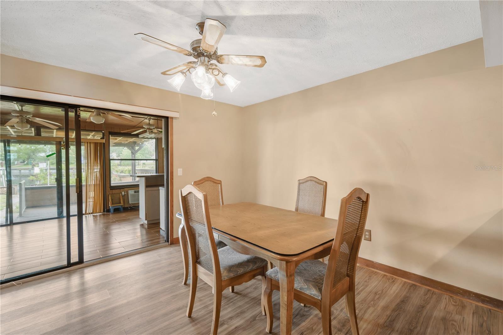 Listing photo id 17 for 1304 Charter Street