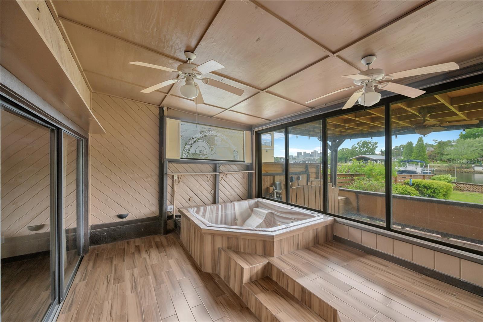 Listing photo id 19 for 1304 Charter Street