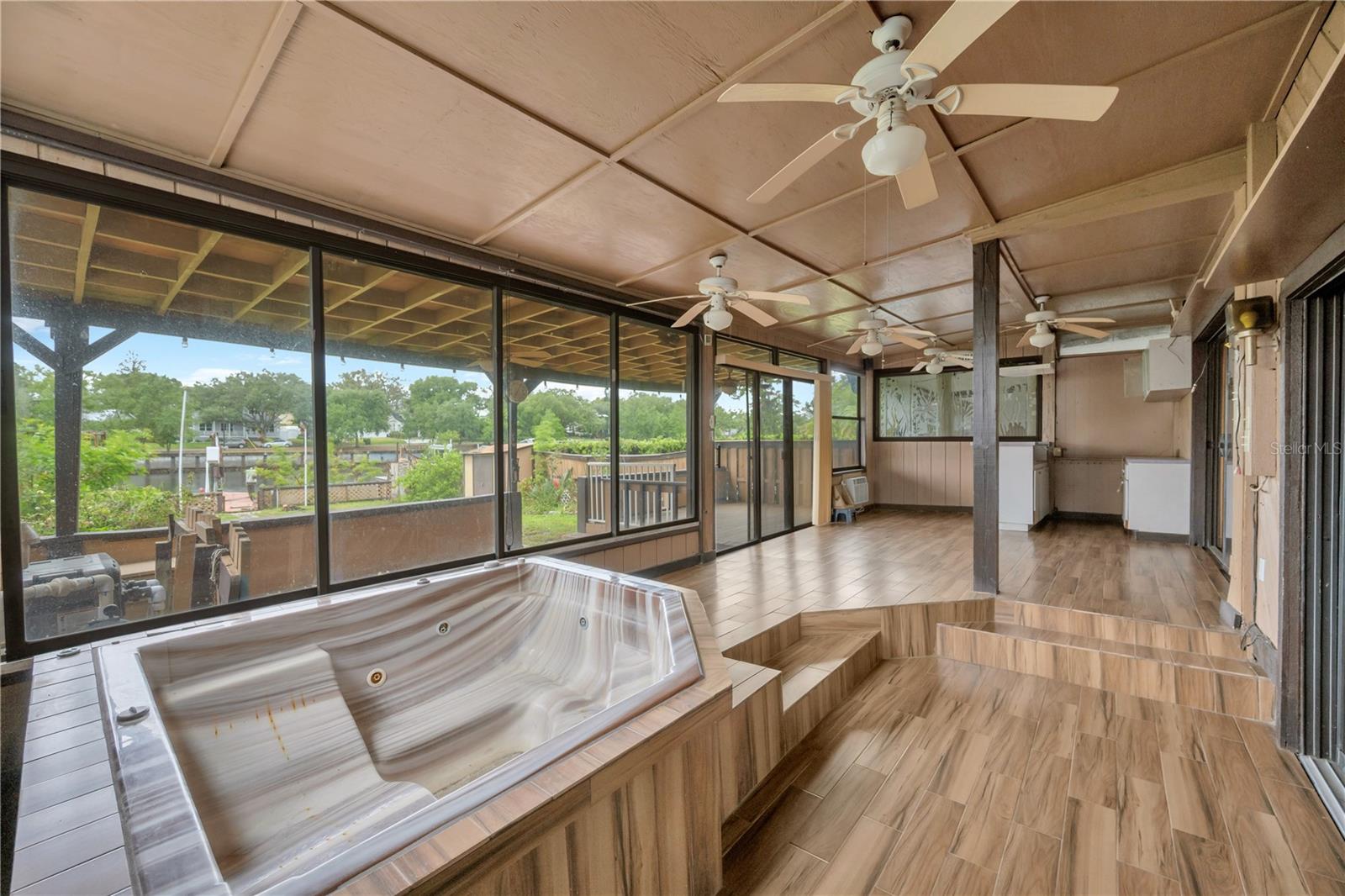 Listing photo id 21 for 1304 Charter Street