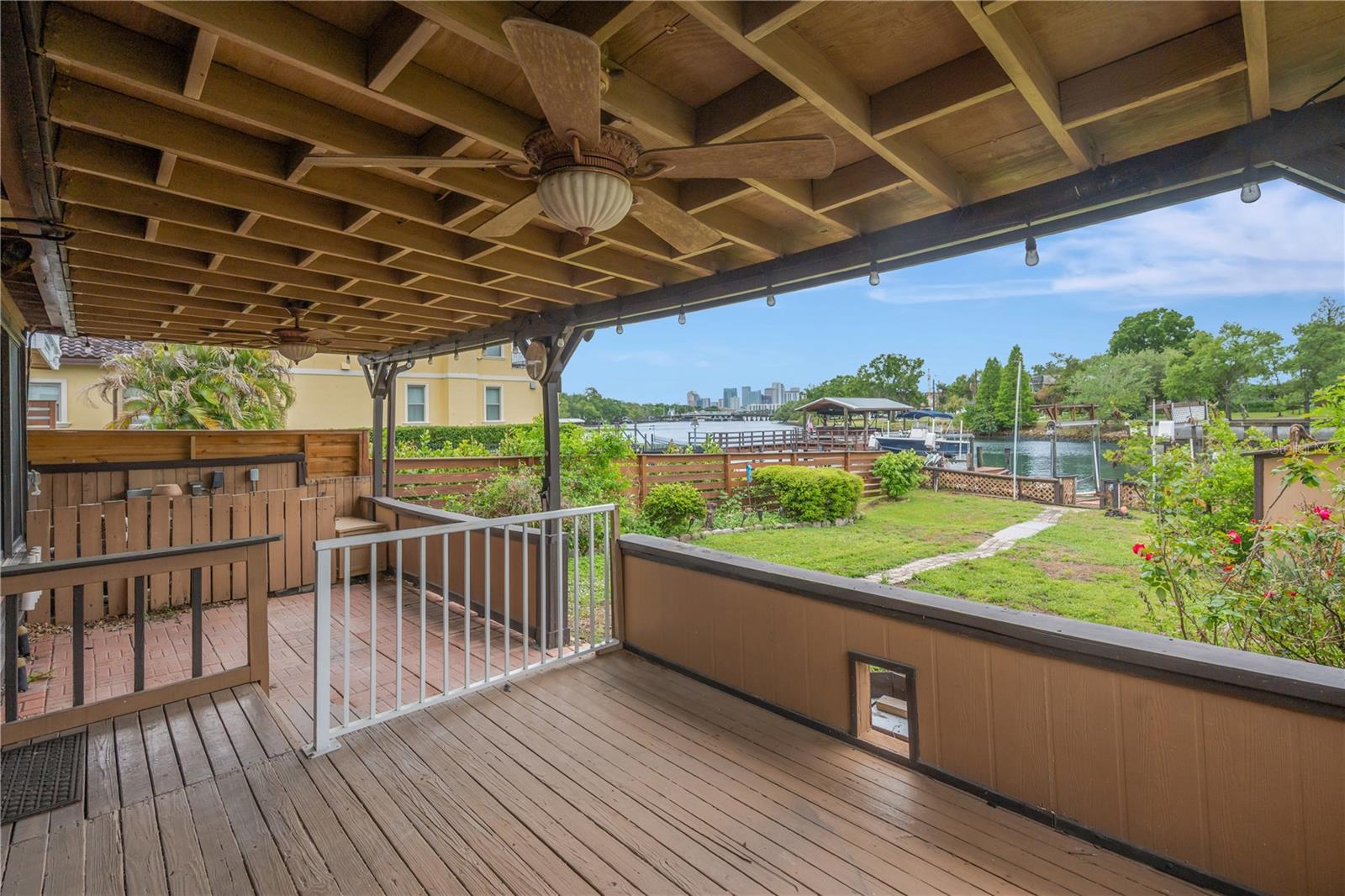 Listing photo id 24 for 1304 Charter Street