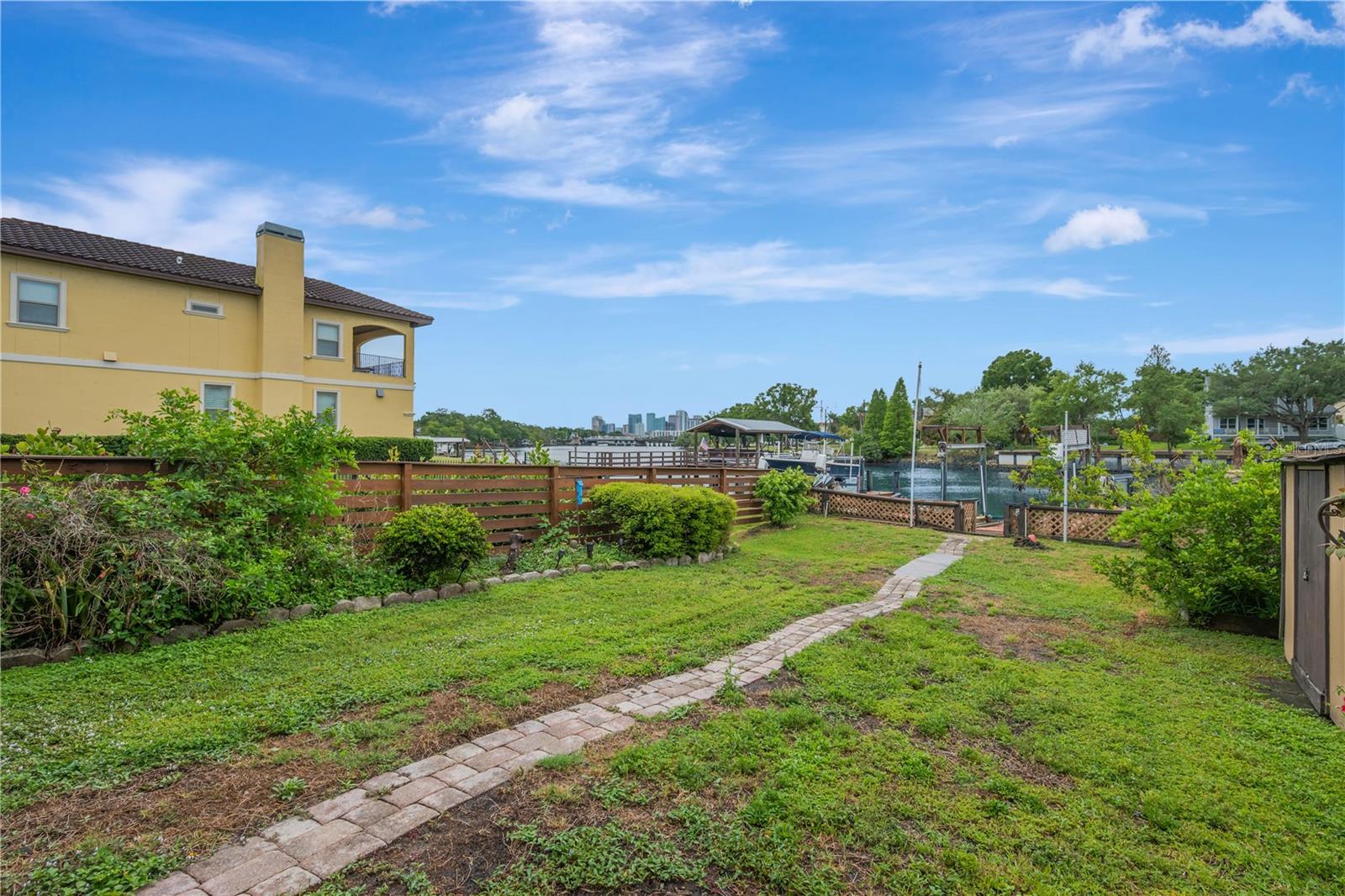 Listing photo id 25 for 1304 Charter Street