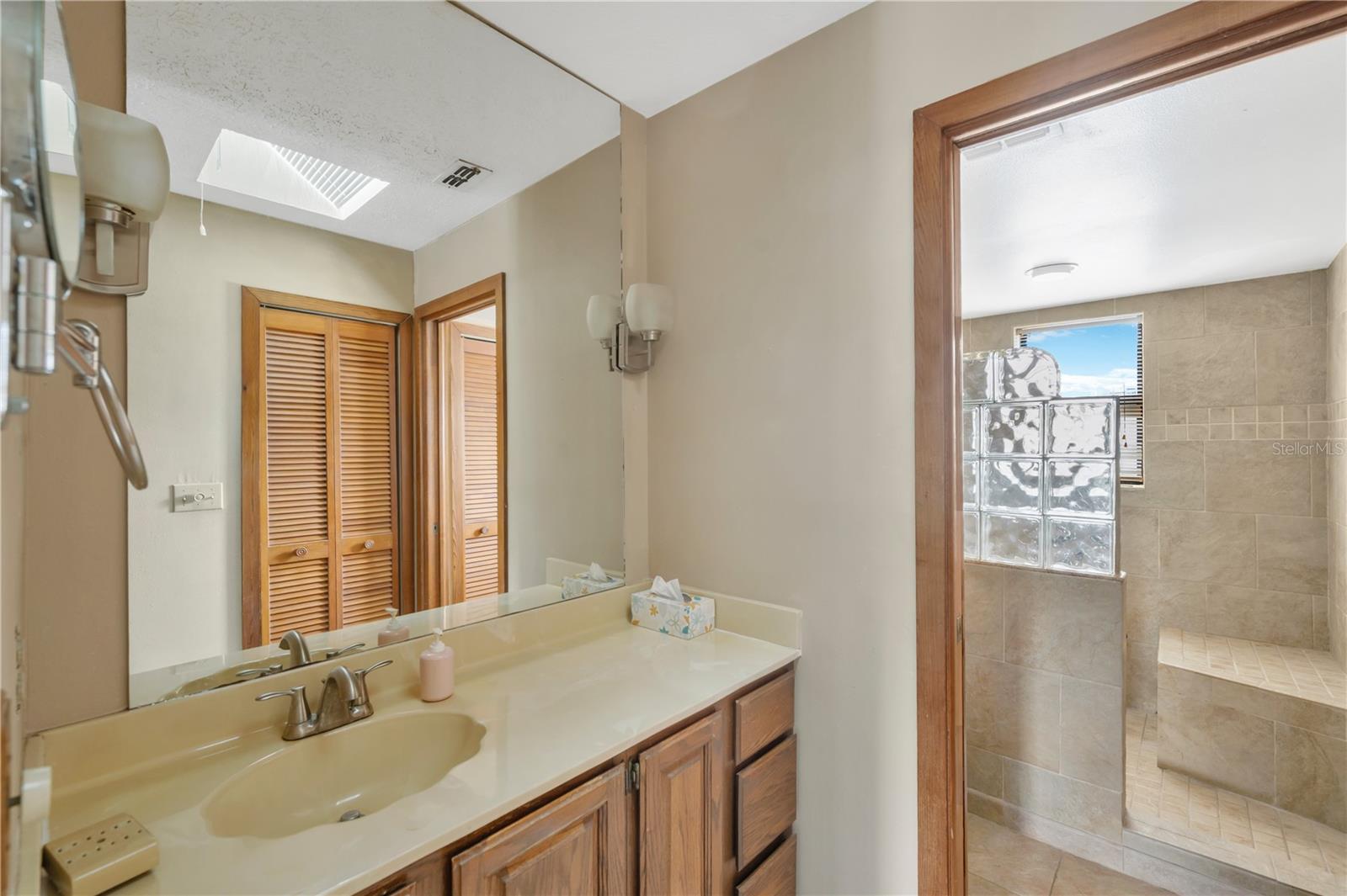 Listing photo id 37 for 1304 Charter Street