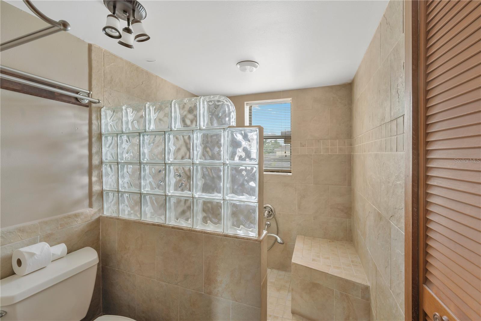 Listing photo id 38 for 1304 Charter Street